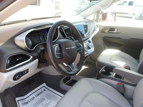 Used 2017 Chrysler Pacifica Touring-L image 12