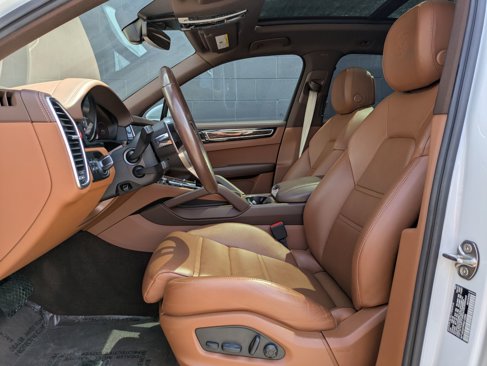 Certified 2023 Porsche Cayenne Platinum Edition image 5