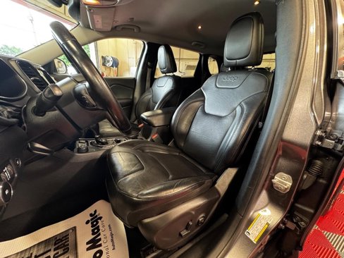 Used 2019 Jeep Cherokee Limited image 18