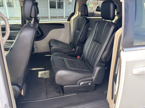 Used 2016 Chrysler Town & Country Touring image 16
