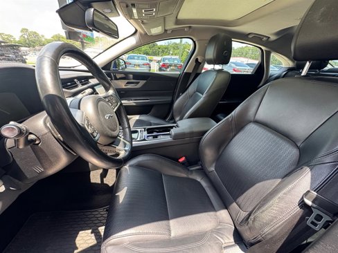 Used 2018 Jaguar XF Prestige image 11
