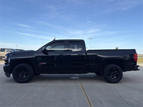 Used 2017 Chevrolet Silverado 1500 LT w/ Midnight Edition image 9