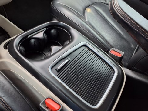 Used 2018 Chrysler Pacifica Touring-L Plus image 26