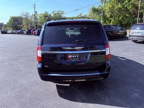 Used 2015 Chrysler Town & Country Touring image 9