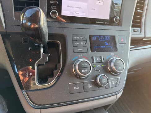 Used 2019 Toyota Sienna XLE image 4
