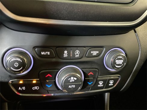 Used 2019 Jeep Cherokee Trailhawk w/ Cold Weather Group image 40