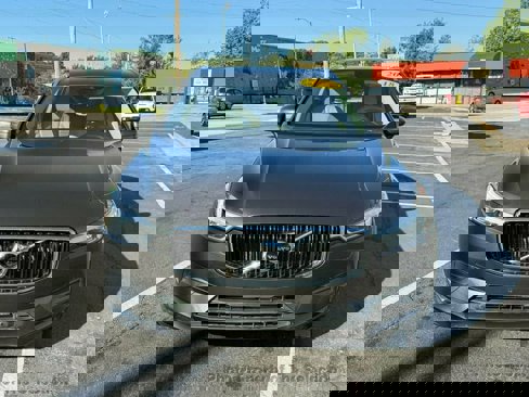 Used 2018 Volvo XC60 T6 Momentum w/ Vision Package image 4