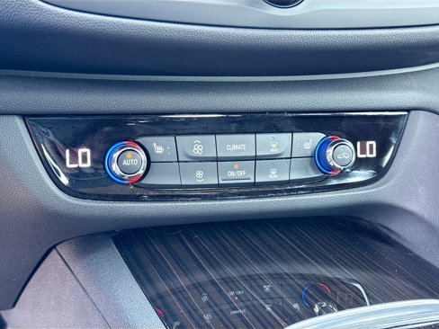 Used 2019 Buick Regal Essence w/ Driver Confidence Package I image 16