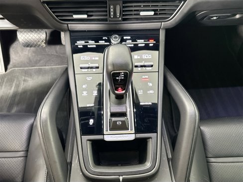 Certified 2023 Porsche Cayenne Platinum Edition image 24