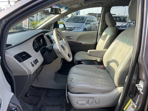 Used 2012 Toyota Sienna XLE image 14