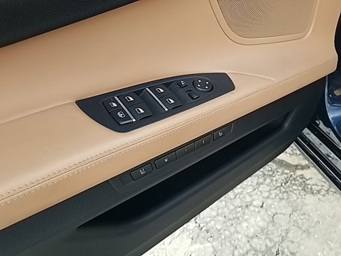 Used 2011 BMW 750i xDrive image 11