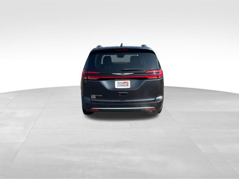 Used 2021 Chrysler Pacifica Touring-L image 28