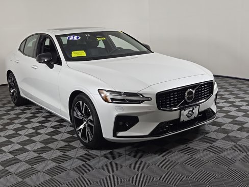 Certified 2025 Volvo S60 B5 Core image 2