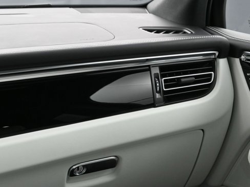 Used 2025 Porsche Macan image 24