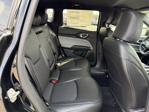 Used 2024 Jeep Compass Latitude image 36