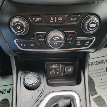 Used 2017 Jeep Cherokee Overland image 22