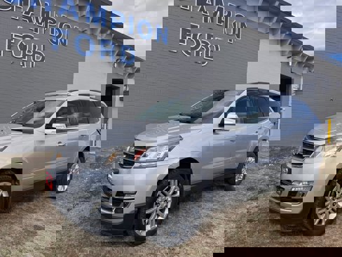Used 2015 Chevrolet Traverse LT w/ Style and Technology Package image 2