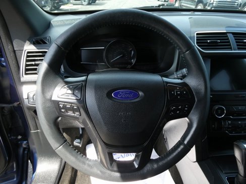 Used 2017 Ford Explorer XLT w/ Equipment Group 202A image 4
