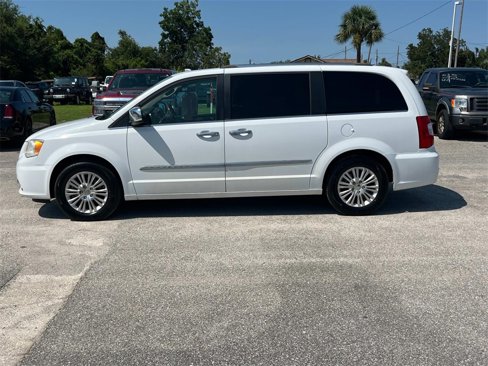 Used 2014 Chrysler Town & Country Limited w/ Luxury Group image 2