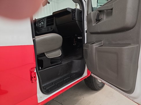 Used 2018 Chevrolet Express 3500 w/ Driver Convenience Package image 5