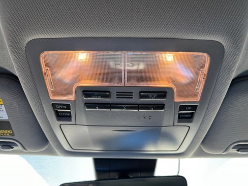 Used 2018 Toyota Highlander XLE image 19