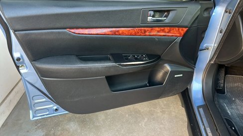 Used 2011 Subaru Outback 2.5i Limited image 2