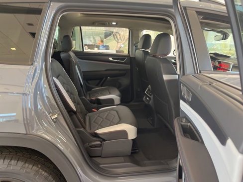New 2025 Volkswagen Atlas Peak Edition SE image 32