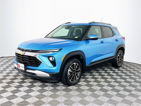 Used 2025 Chevrolet TrailBlazer LT w/ Driver Confidence Package image 3