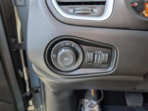 Used 2018 Jeep Renegade Latitude image 19