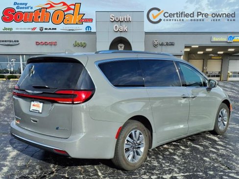 Certified 2021 Chrysler Pacifica Touring-L image 3