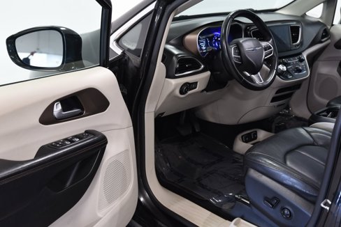 Used 2017 Chrysler Pacifica Touring-L image 14