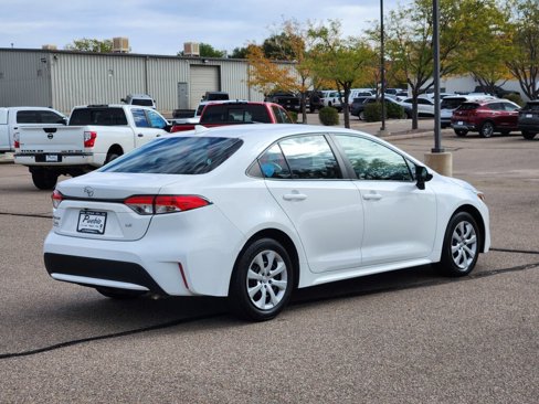 Used 2022 Toyota Corolla LE image 3