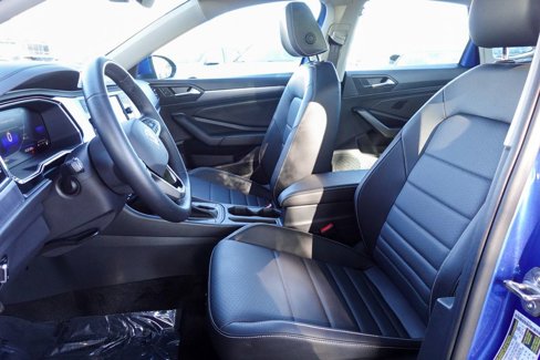 Used 2024 Volkswagen Jetta SE w/ Panoramic Sunroof Package image 12