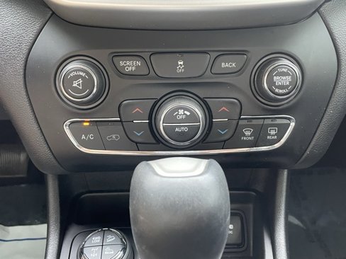 Used 2018 Jeep Cherokee Trailhawk image 16