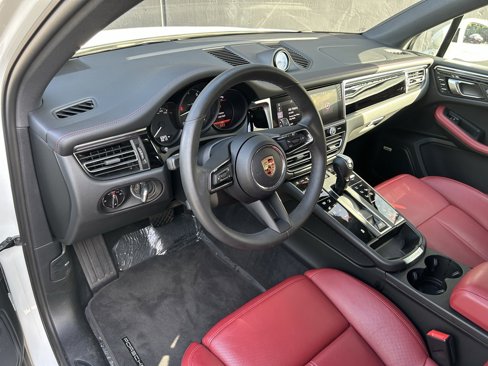 Certified 2025 Porsche Macan image 4