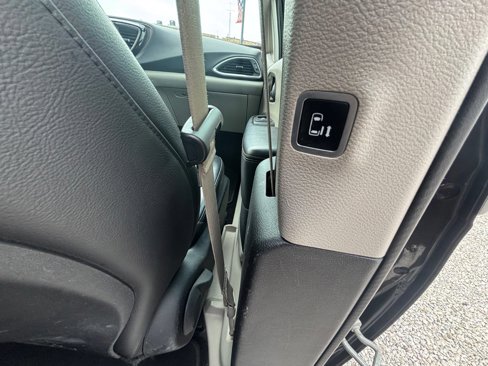 Used 2018 Chrysler Pacifica Touring-L image 25