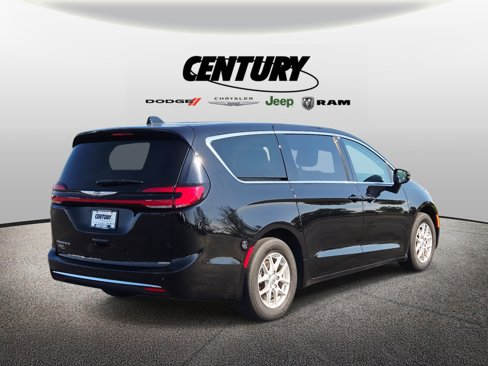 Used 2024 Chrysler Pacifica Touring-L image 4