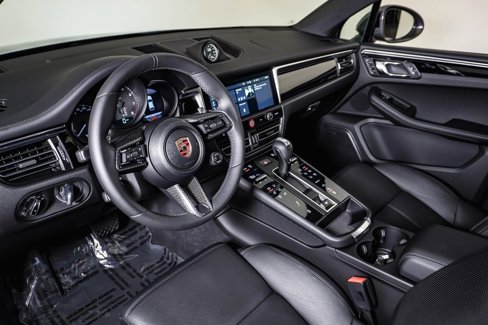 Certified 2025 Porsche Macan Turbo image 4