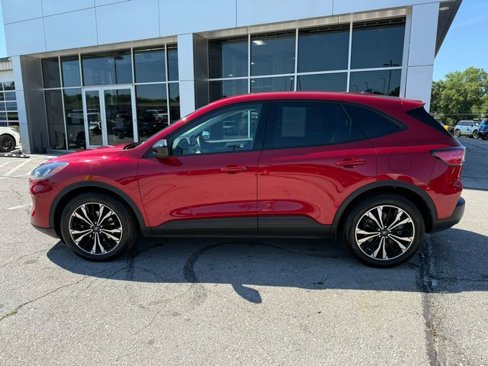 Used 2022 Ford Escape SE w/ SE Sport Appearance Package image 4