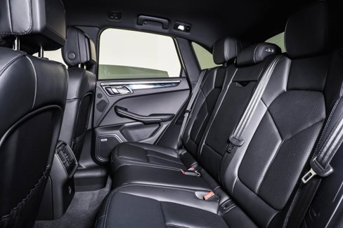 Certified 2025 Porsche Macan image 17