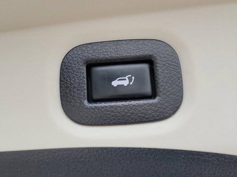 Used 2017 Nissan Rogue SV w/ SV Premium Package image 9