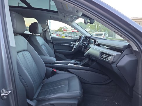 Used 2021 Audi e-tron Premium w/ Convenience Plus Package image 39