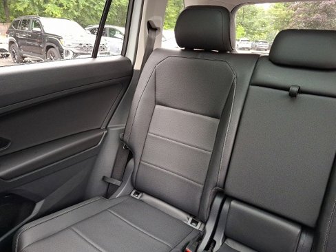 Certified 2019 Volkswagen Tiguan SE w/ Panoramic Sunroof Package image 18
