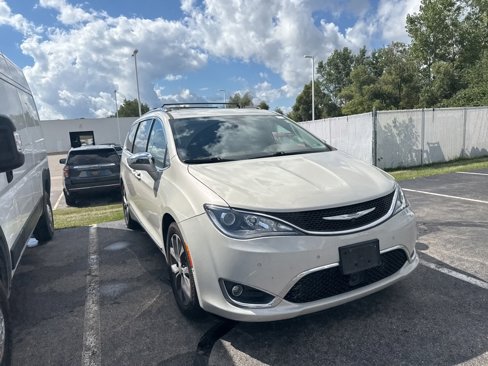 Used 2017 Chrysler Pacifica Limited image 9