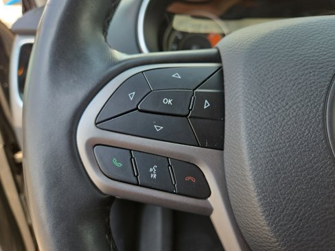 Used 2019 Jeep Cherokee Limited image 18