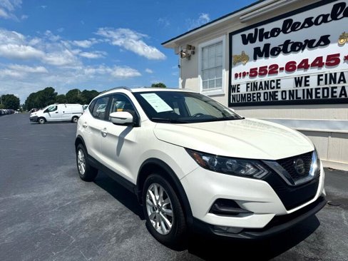 Used 2021 Nissan Rogue Sport SV image 2