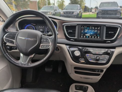 Used 2019 Chrysler Pacifica Touring-L image 5