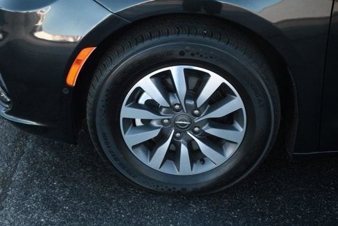 Used 2021 Chrysler Pacifica Touring-L image 2