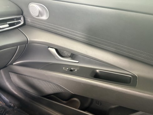 Used 2025 Hyundai Elantra SE image 23