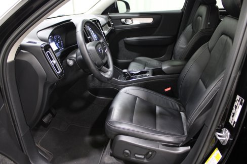 Used 2022 Volvo XC40 T4 Momentum image 3